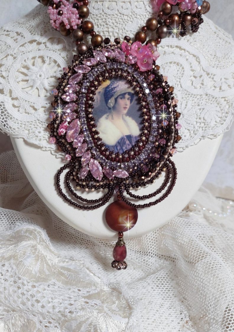 Belle Romance Haute-Couture ketting geborduurd met een cabochon portret van een vrouw in een hoed met kristallen, satijnen parels, gouden ronde parels, parelmoer cabochons en 