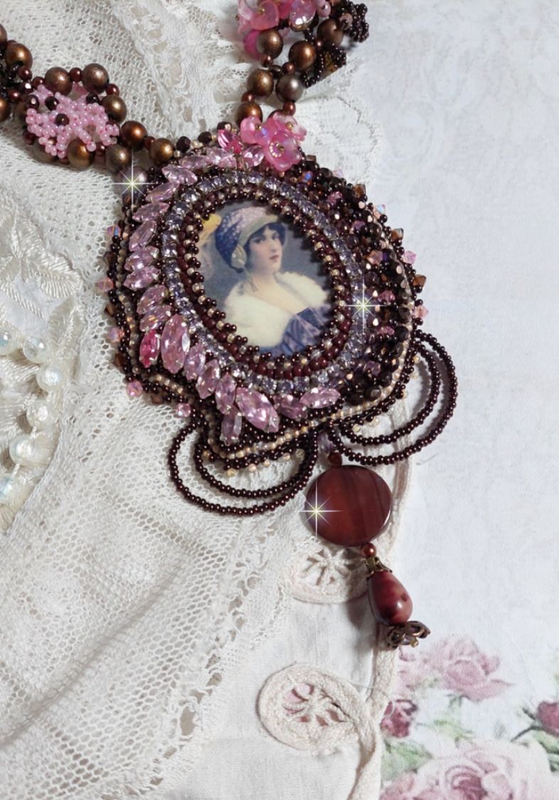 Belle Romance Haute-Couture ketting geborduurd met een cabochon portret van een vrouw in een hoed met kristallen, satijnen parels, gouden ronde parels, parelmoer cabochons en 