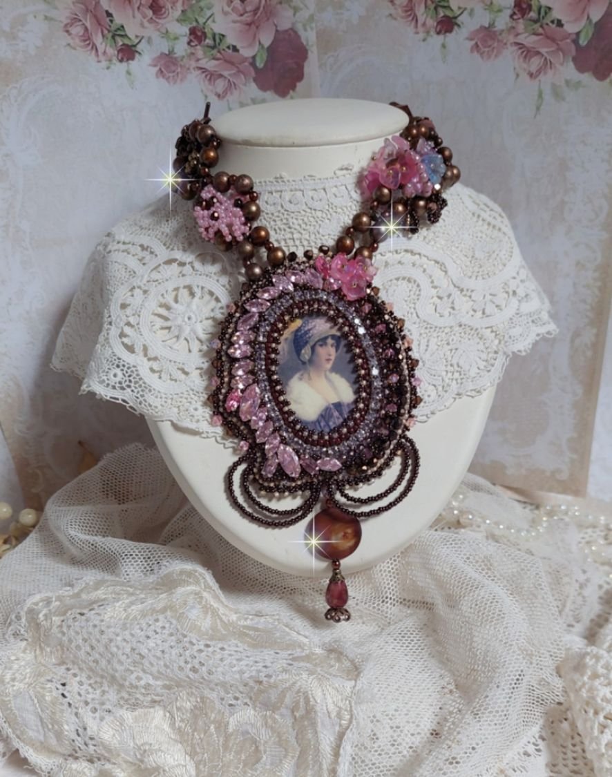 Belle Romance Haute-Couture ketting geborduurd met een cabochon portret van een vrouw in een hoed met kristallen, satijnen parels, gouden ronde parels, parelmoer cabochons en 