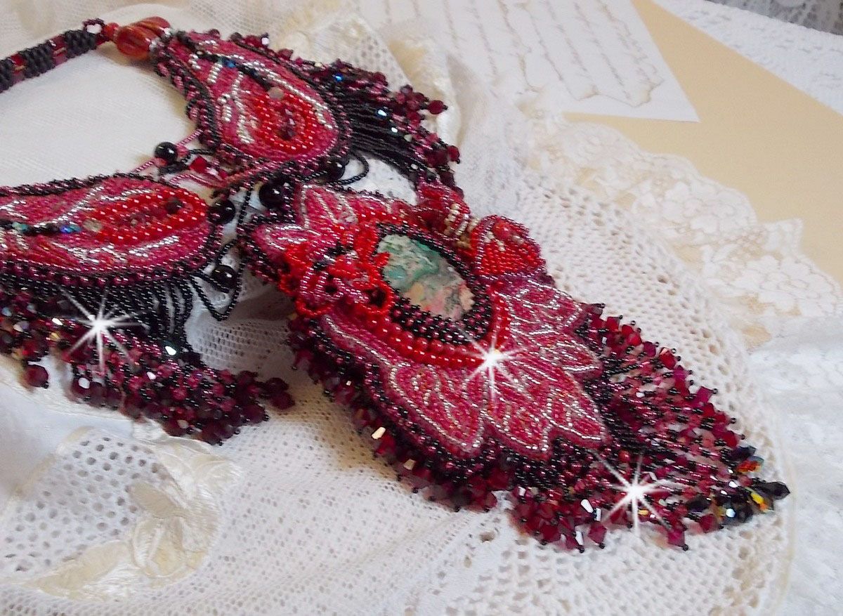 Kardinaal ketting geborduurd in rood en zwart met rode Jaspis, onyx kralen en Swarovski kristallen