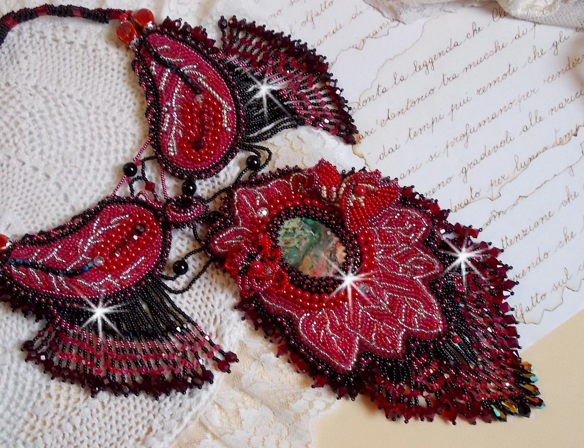 Kardinaal ketting geborduurd in rood en zwart met rode Jaspis, onyx kralen en Swarovski kristallen
