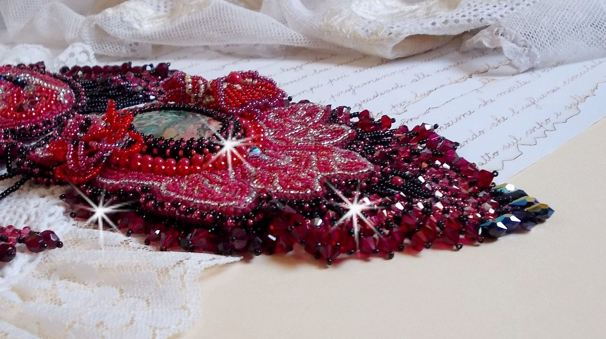 Kardinaal ketting geborduurd in rood en zwart met rode Jaspis, onyx kralen en Swarovski kristallen