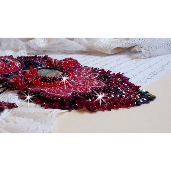 Kardinaal ketting geborduurd in rood en zwart met rode Jaspis, onyx kralen en Swarovski kristallen