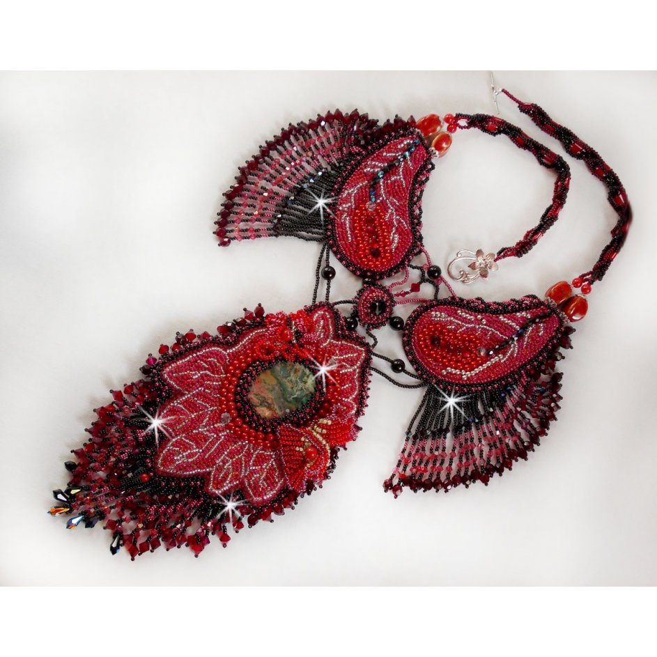 Kardinaal ketting geborduurd in rood en zwart met rode Jaspis, onyx kralen en Swarovski kristallen