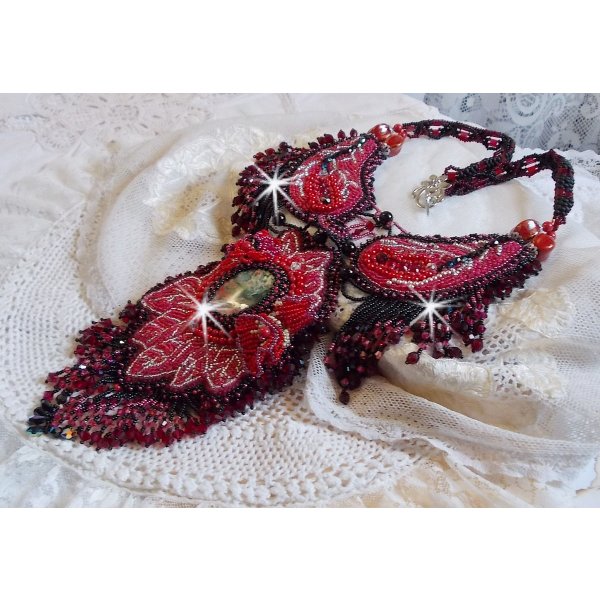 Kardinaal ketting geborduurd in rood en zwart met rode Jaspis, onyx kralen en Swarovski kristallen