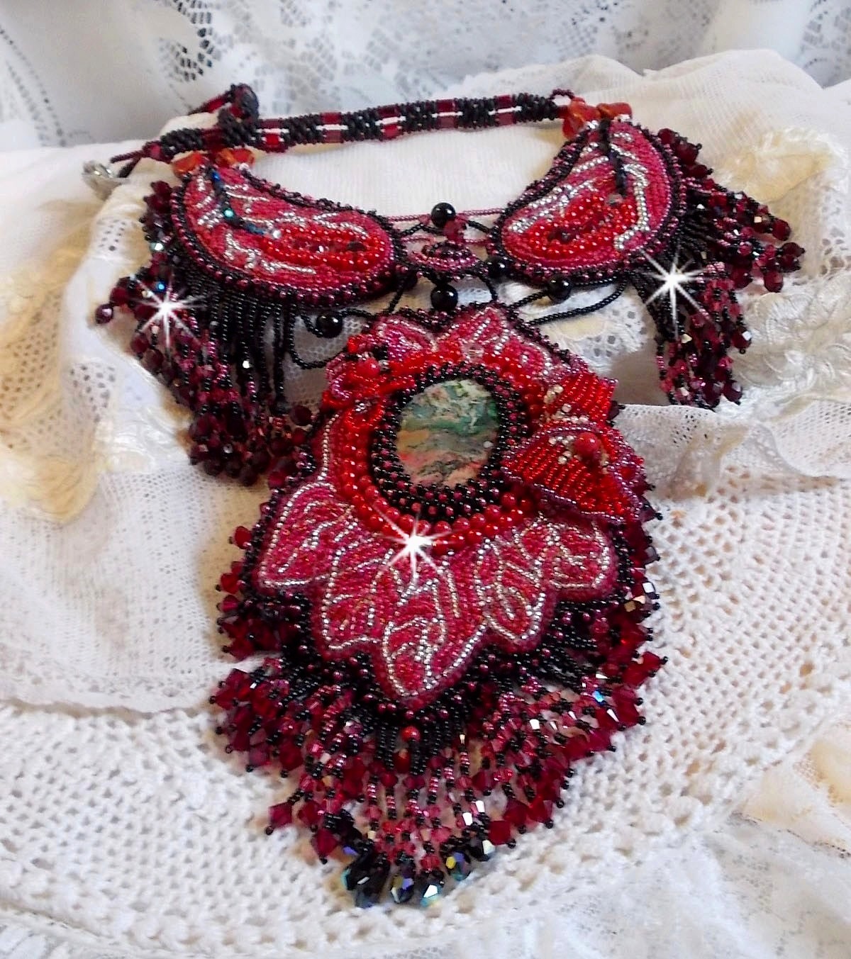 Kardinaal ketting geborduurd in rood en zwart met rode Jaspis, onyx kralen en Swarovski kristallen