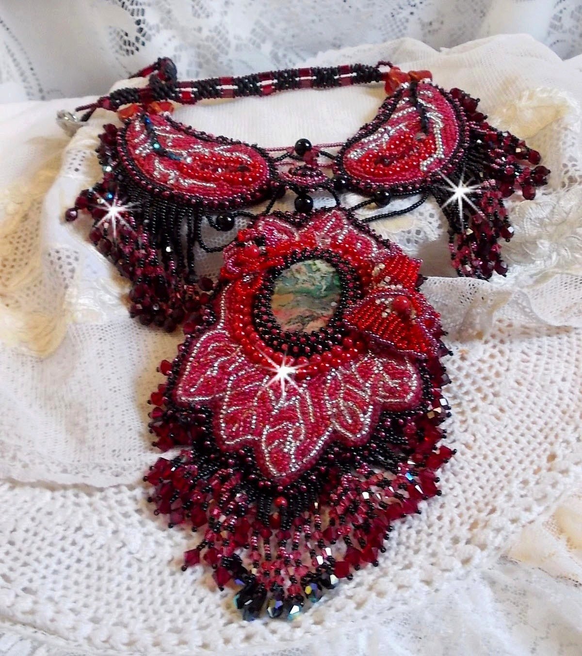 Kardinaal ketting geborduurd in rood en zwart met rode Jaspis, onyx kralen en Swarovski kristallen