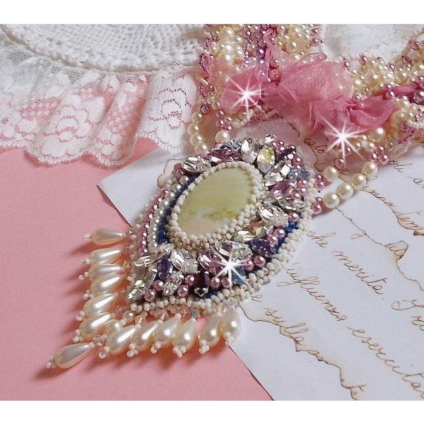 D&eacute;tente bib halsketting geborduurd met parelkralen in harmonie met andere kwaliteitskralen