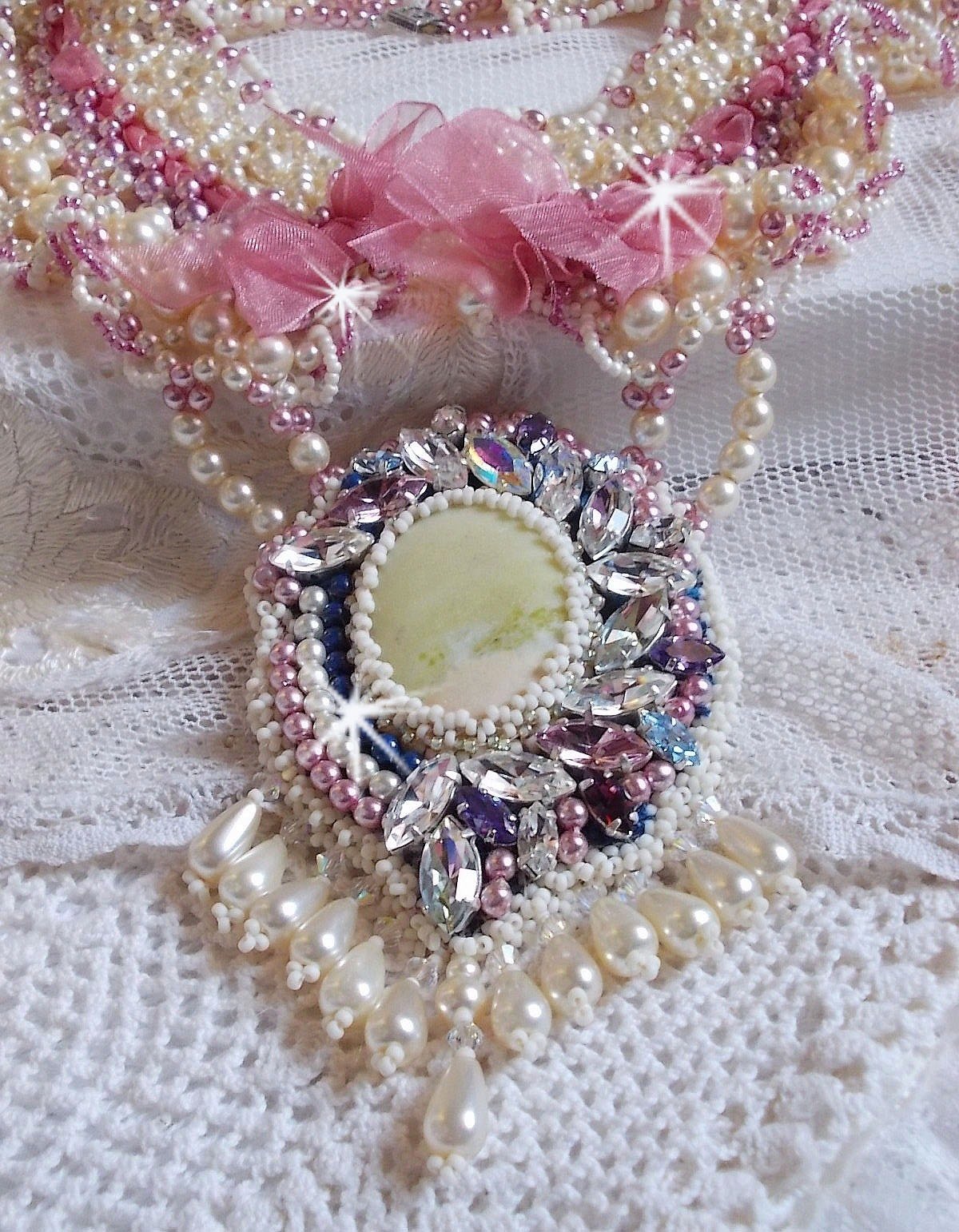 D&eacute;tente bib halsketting geborduurd met parelkralen in harmonie met andere kwaliteitskralen