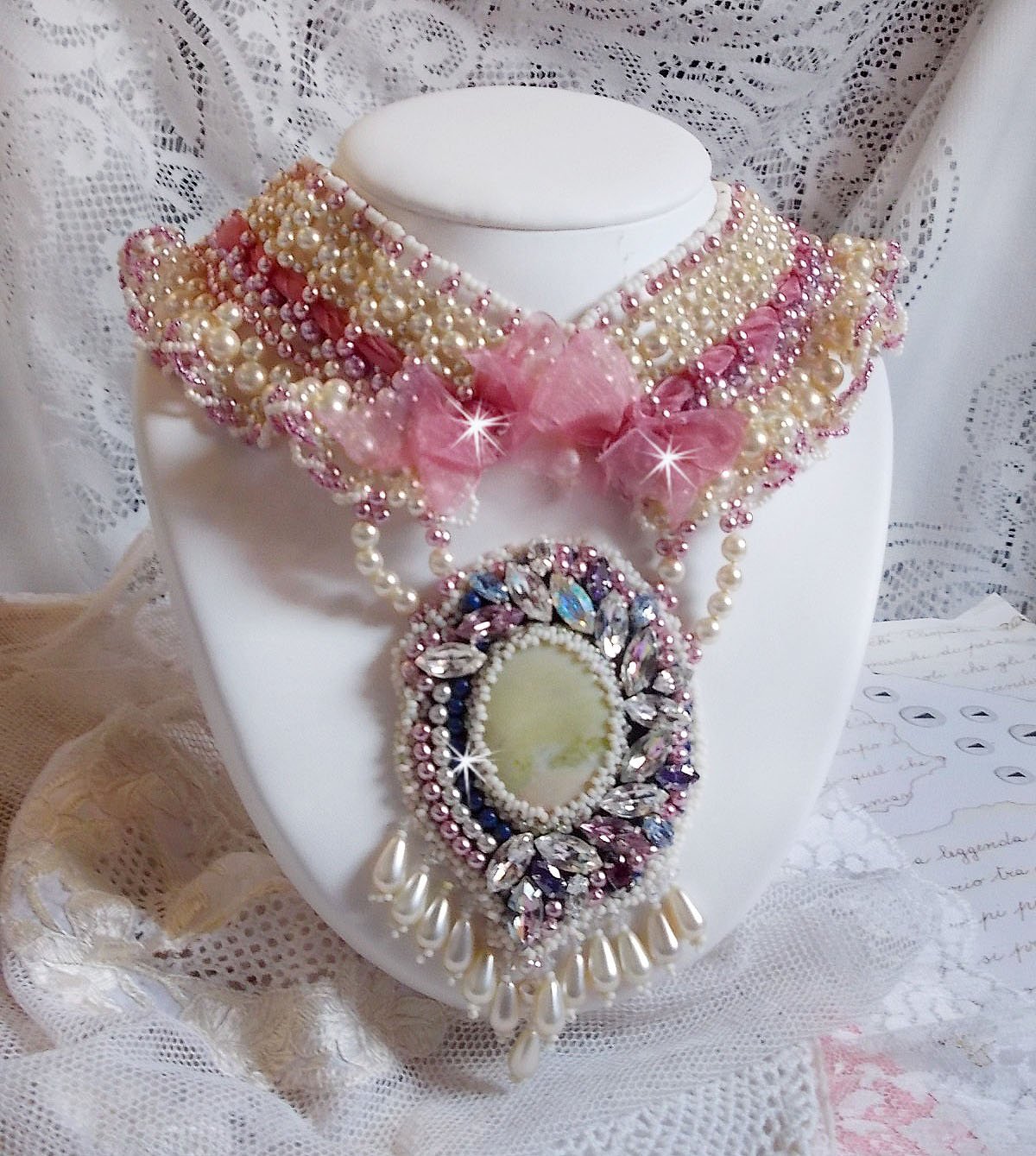 D&eacute;tente bib halsketting geborduurd met parelkralen in harmonie met andere kwaliteitskralen