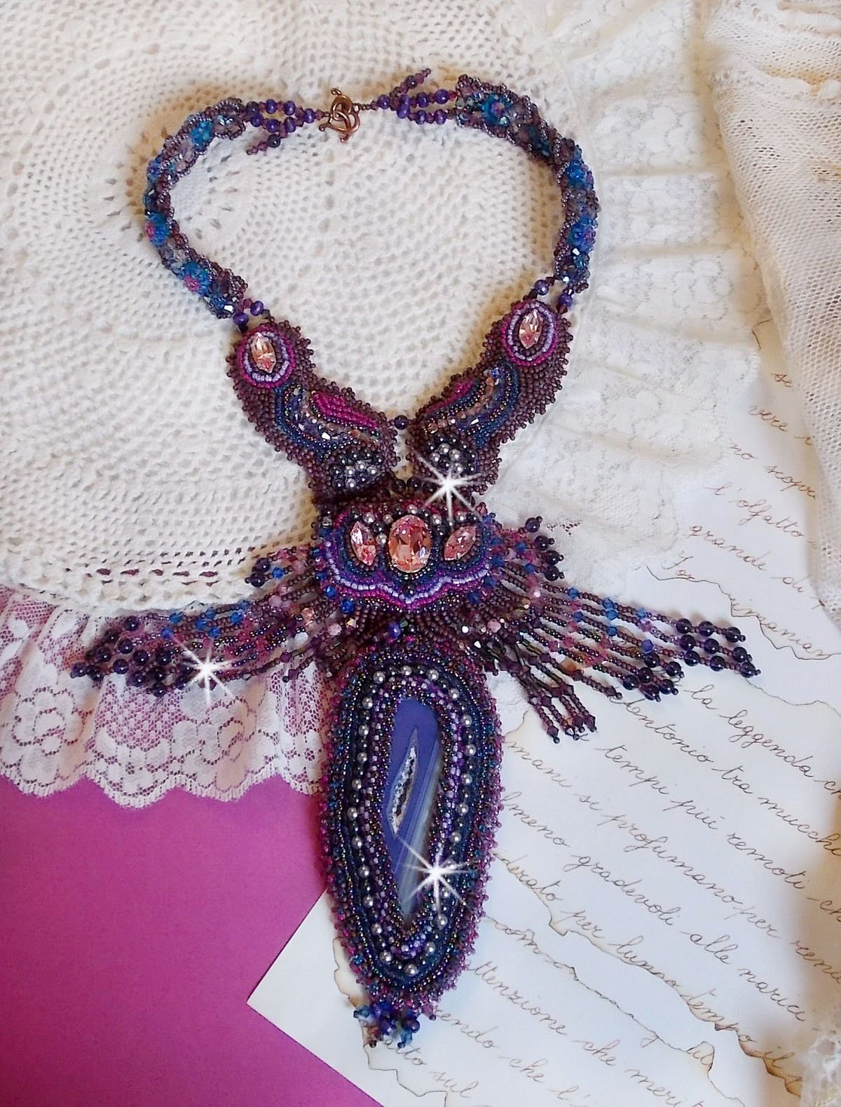 Collier Esm&eacute;ralda brod&eacute; avec une belle agate