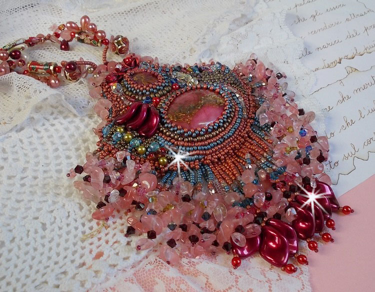 Collier Fleur de Chine brodé avec des perles de Swarovski, perles artisanales et autres
