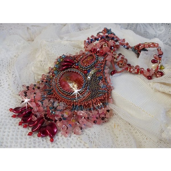 Collier Fleur de Chine brod&eacute; avec des perles de Swarovski, perles artisanales et autres