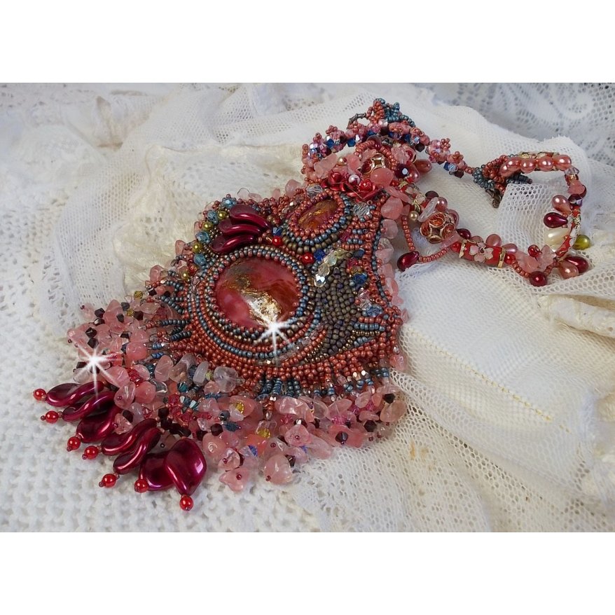 Collier Fleur de Chine brodé avec des perles de Swarovski, perles artisanales et autres