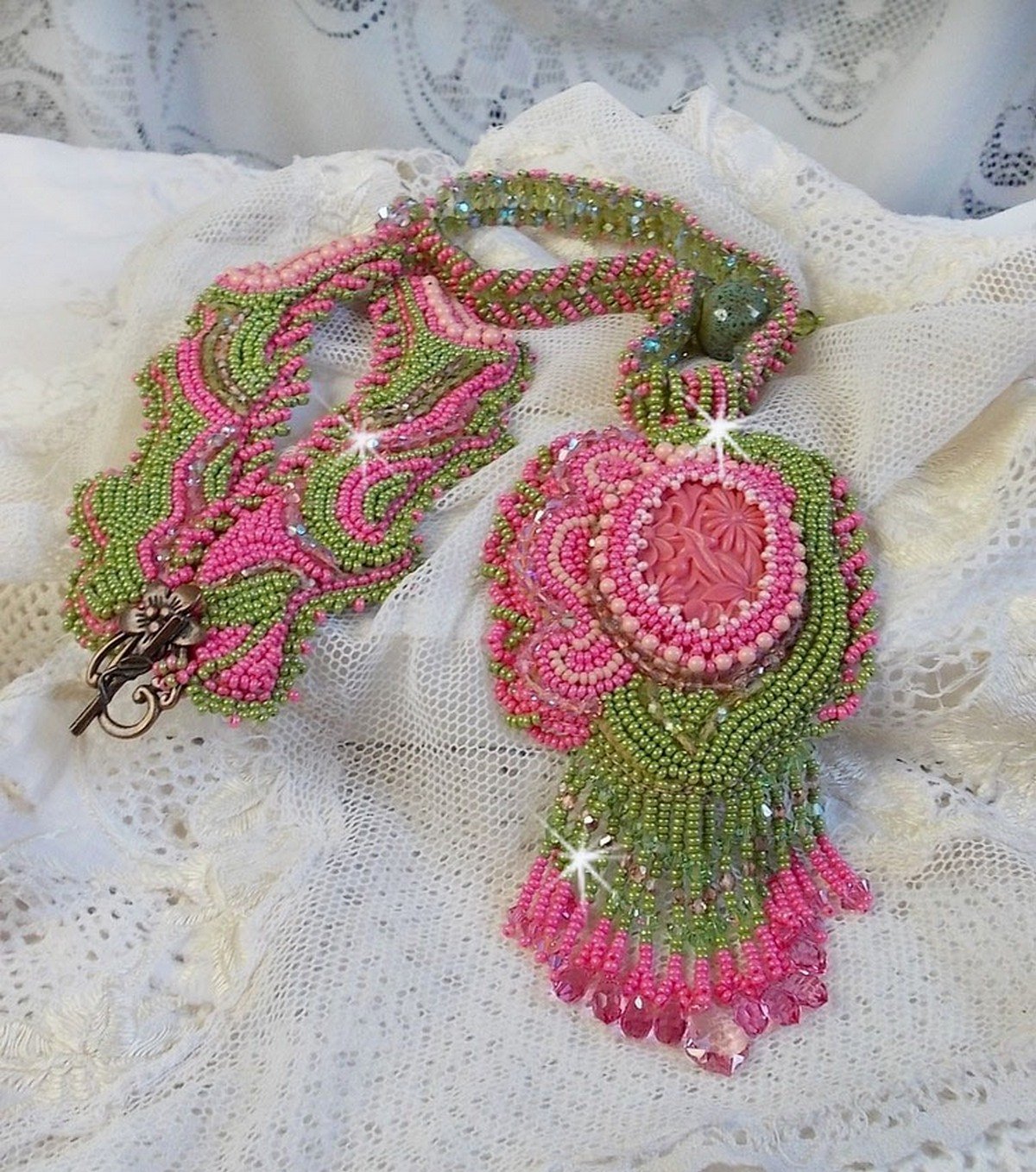 Miss Lady ketting geborduurd met groene en roze rocailles en een hars cabochon
