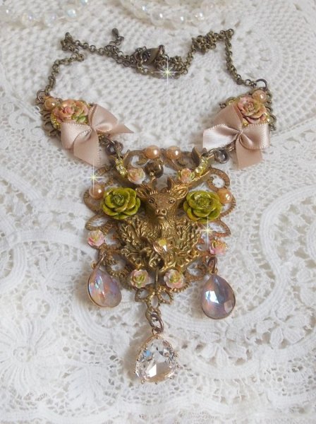 Collier Cerf Fleuri cr&eacute;e avec des cristaux de Swarovski, cabochons en r&eacute;sine, perles en verre, t&ecirc;te de cerf avec bois en m&eacute;tal, pendentif larme en zircon, n&oelig;uds en satin et accessoires en laiton 