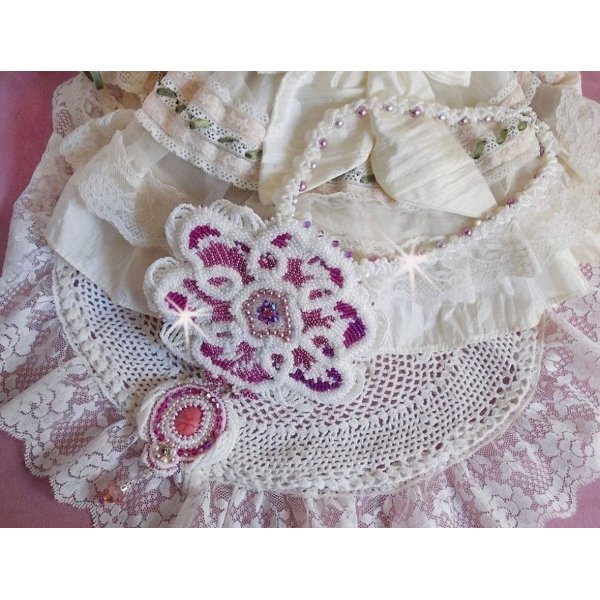 Chlo&eacute; slabbeketting geborduurd met fijn parelmoer kant, Swarovski kristallen, parel kralen en Miyuki zaadkralen