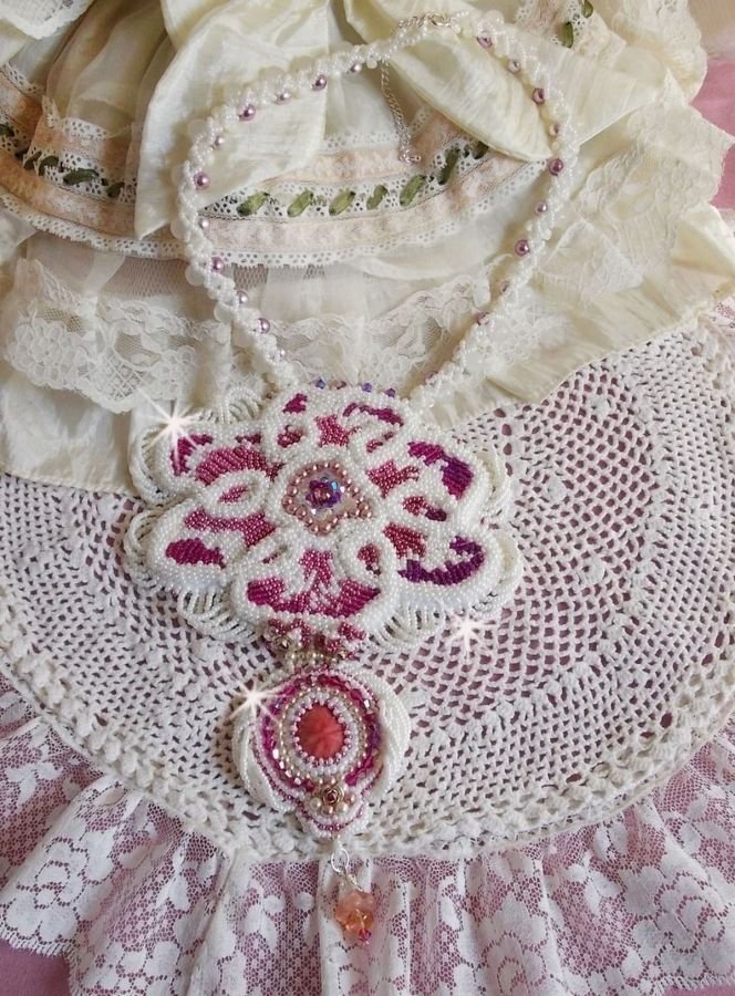 Chloé slabbeketting geborduurd met fijn parelmoer kant, Swarovski kristallen, parel kralen en Miyuki zaadkralen