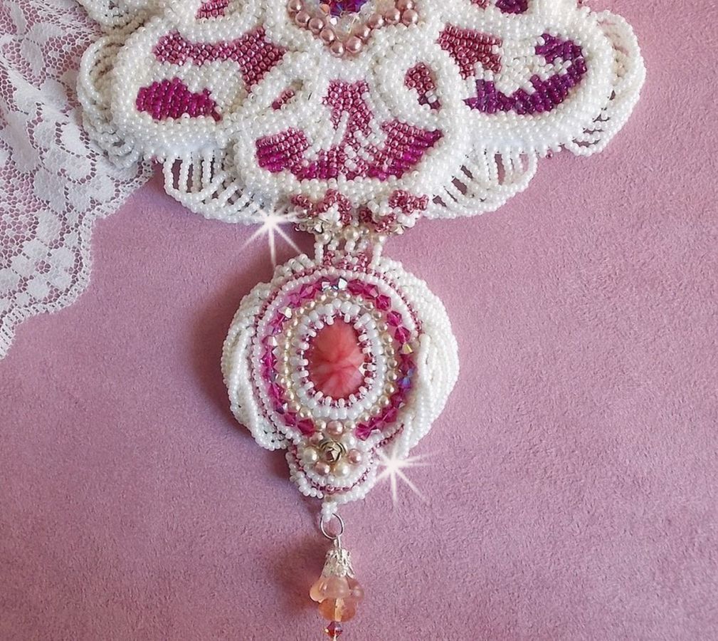 Chloé slabbeketting geborduurd met fijn parelmoer kant, Swarovski kristallen, parel kralen en Miyuki zaadkralen