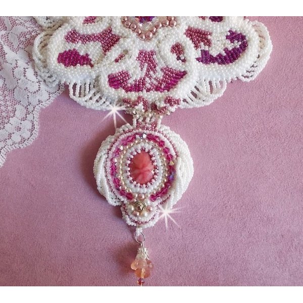 Chlo&eacute; slabbeketting geborduurd met fijn parelmoer kant, Swarovski kristallen, parel kralen en Miyuki zaadkralen