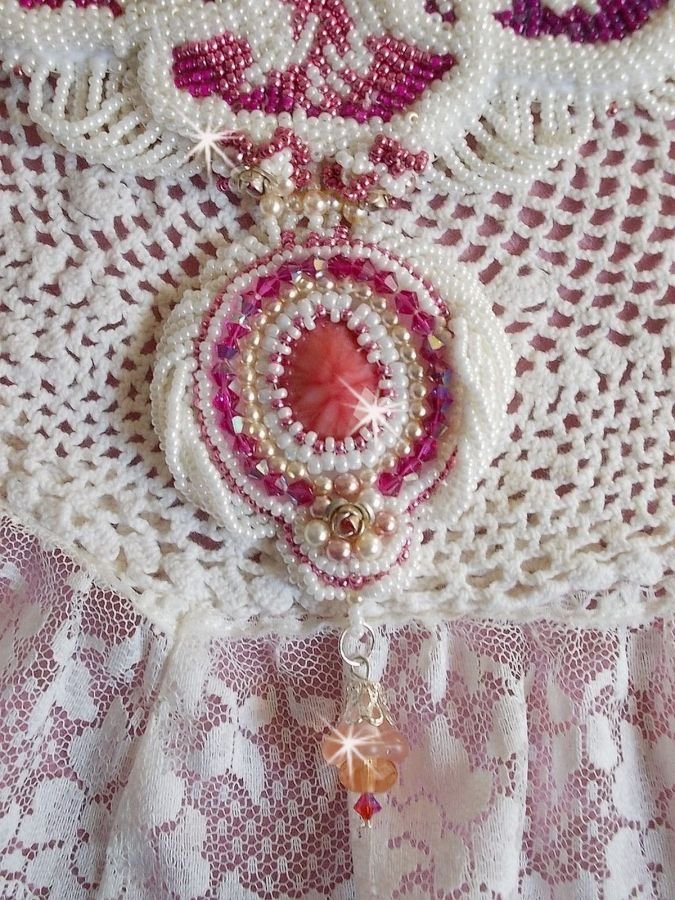 Chloé slabbeketting geborduurd met fijn parelmoer kant, Swarovski kristallen, parel kralen en Miyuki zaadkralen