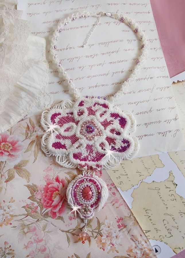 Chloé slabbeketting geborduurd met fijn parelmoer kant, Swarovski kristallen, parel kralen en Miyuki zaadkralen
