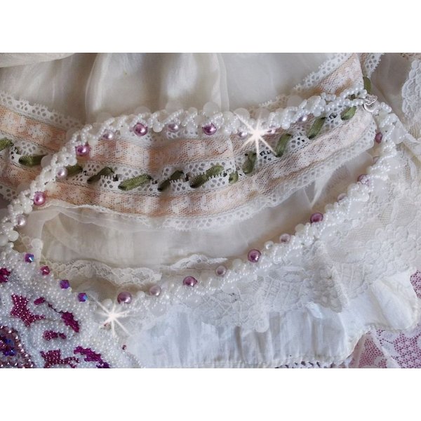 Chlo&eacute; slabbeketting geborduurd met fijn parelmoer kant, Swarovski kristallen, parel kralen en Miyuki zaadkralen