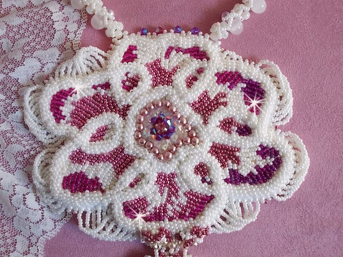 Chloé slabbeketting geborduurd met fijn parelmoer kant, Swarovski kristallen, parel kralen en Miyuki zaadkralen