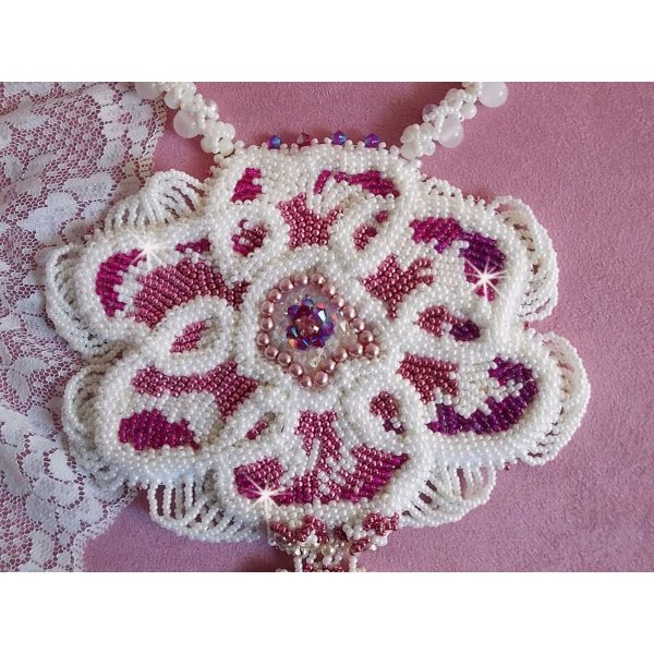 Chlo&eacute; slabbeketting geborduurd met fijn parelmoer kant, Swarovski kristallen, parel kralen en Miyuki zaadkralen