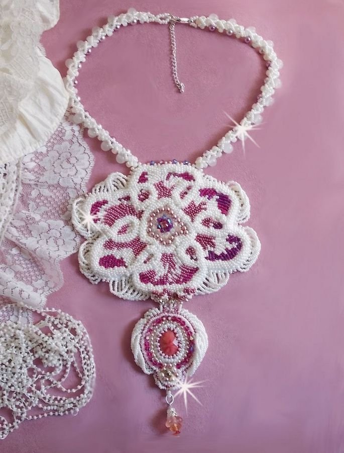 Chloé slabbeketting geborduurd met fijn parelmoer kant, Swarovski kristallen, parel kralen en Miyuki zaadkralen