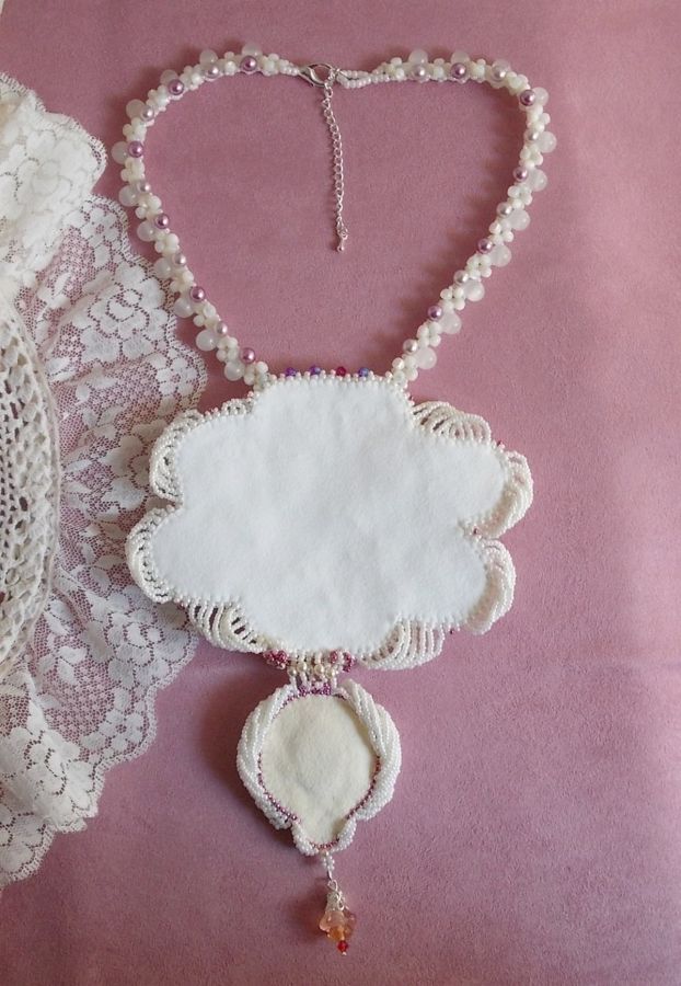 Chloé slabbeketting geborduurd met fijn parelmoer kant, Swarovski kristallen, parel kralen en Miyuki zaadkralen