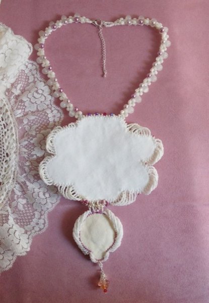 Chlo&eacute; slabbeketting geborduurd met fijn parelmoer kant, Swarovski kristallen, parel kralen en Miyuki zaadkralen