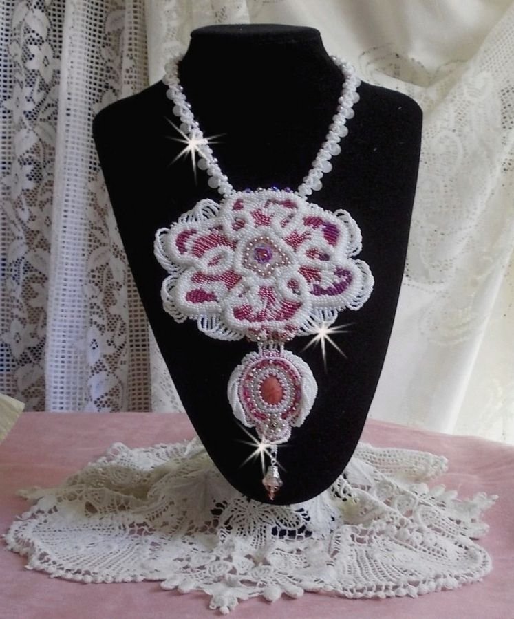 Chloé slabbeketting geborduurd met fijn parelmoer kant, Swarovski kristallen, parel kralen en Miyuki zaadkralen
