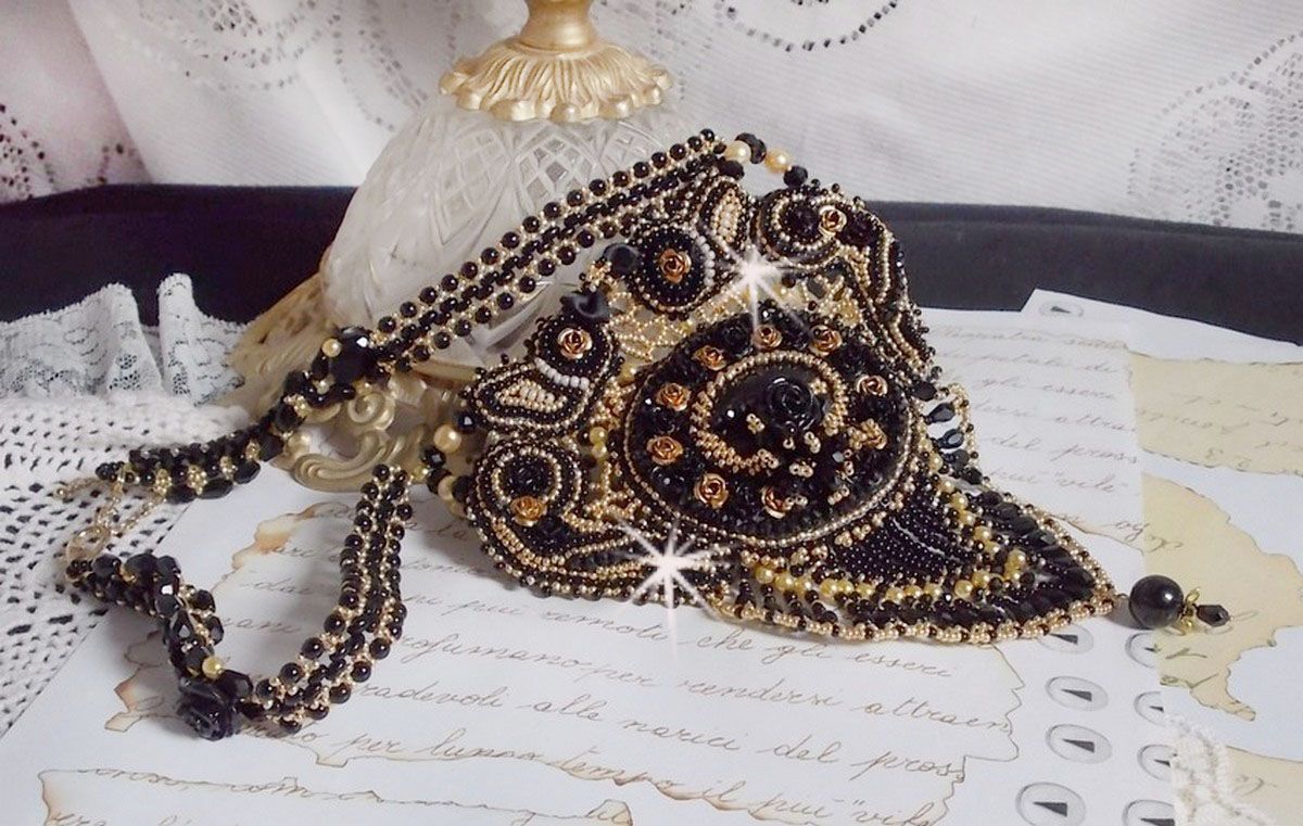 Cleopatra ketting geborduurd met zwarte onyx, parels en rocailles 
