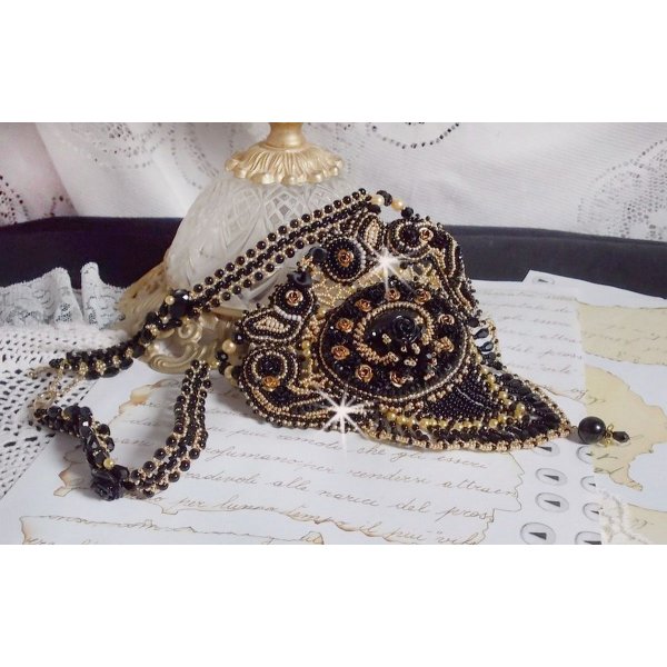 Cleopatra ketting geborduurd met zwarte onyx, parels en rocailles 