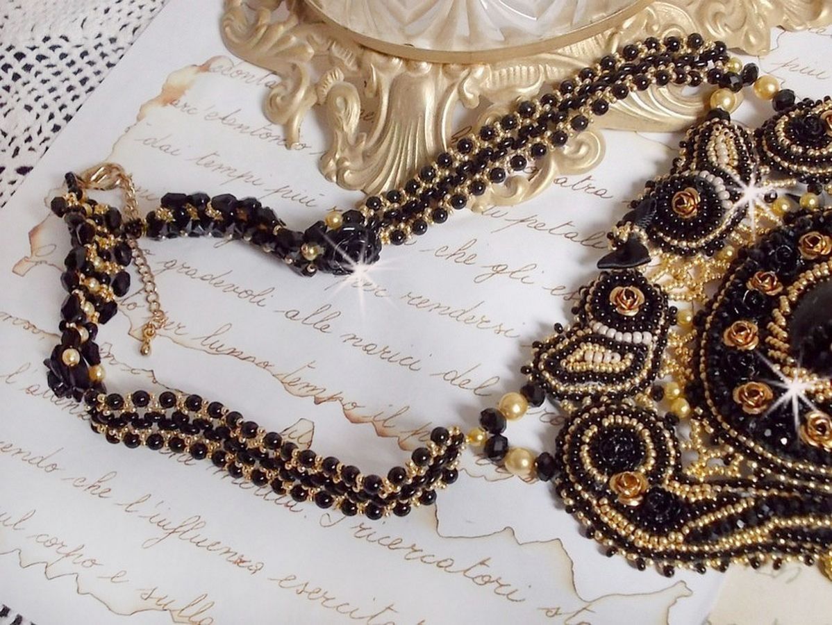 Cleopatra ketting geborduurd met zwarte onyx, parels en rocailles 