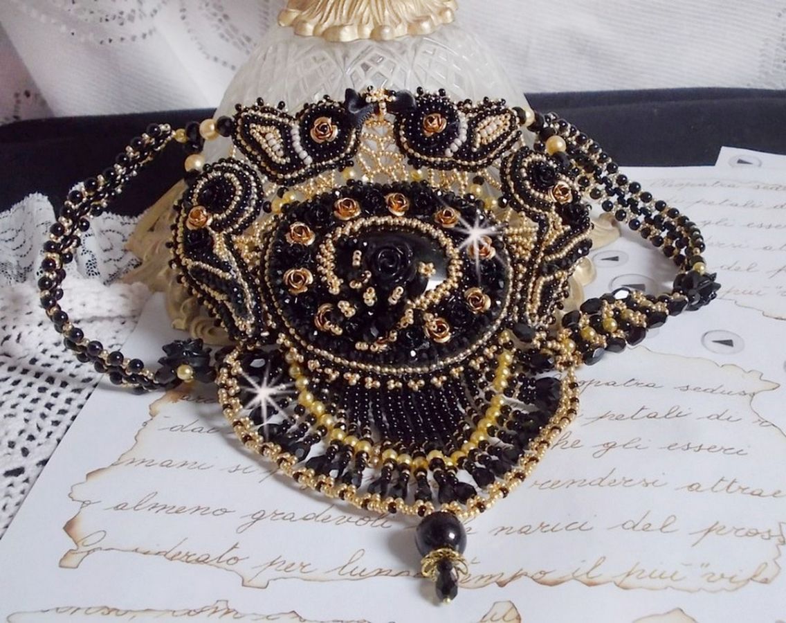 Cleopatra ketting geborduurd met zwarte onyx, parels en rocailles 