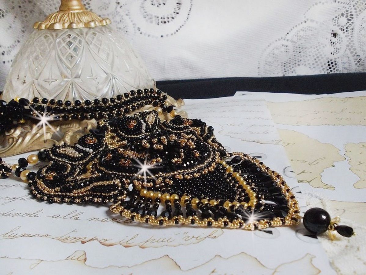 Cleopatra ketting geborduurd met zwarte onyx, parels en rocailles 