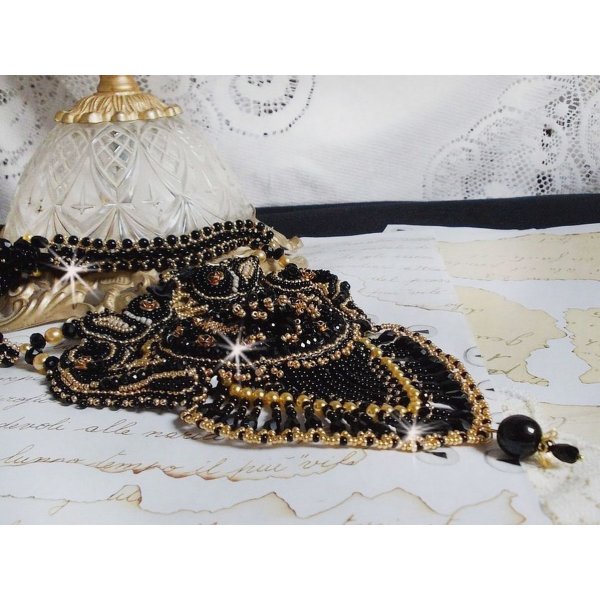 Cleopatra ketting geborduurd met zwarte onyx, parels en rocailles 