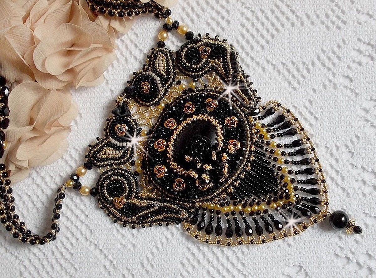 Cleopatra ketting geborduurd met zwarte onyx, parels en rocailles 