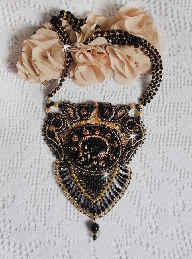 Cleopatra ketting geborduurd met zwarte onyx, parels en rocailles 