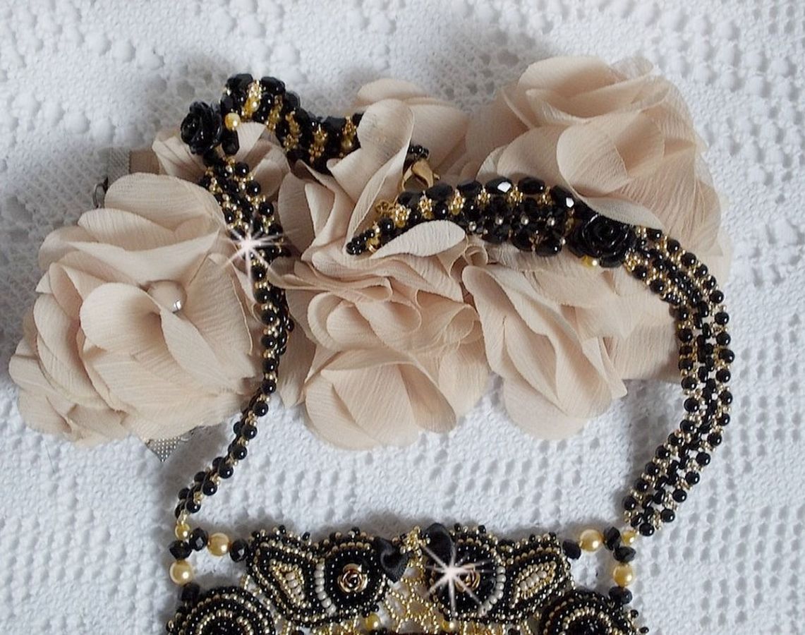 Cleopatra ketting geborduurd met zwarte onyx, parels en rocailles 
