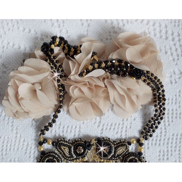 Cleopatra ketting geborduurd met zwarte onyx, parels en rocailles 