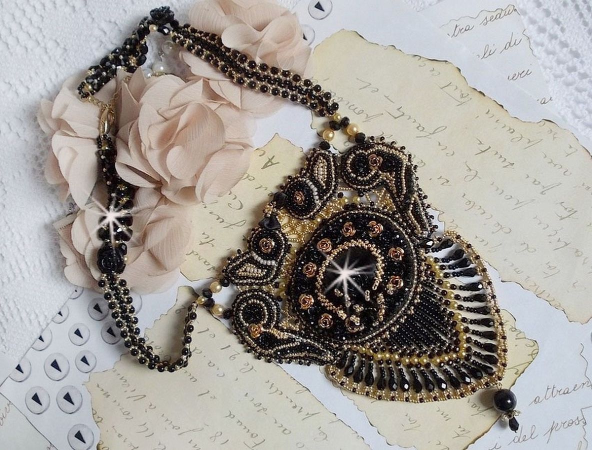 Cleopatra ketting geborduurd met zwarte onyx, parels en rocailles 