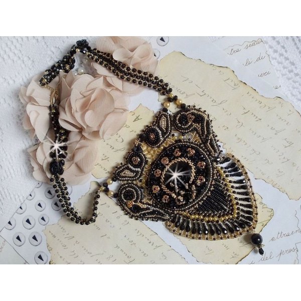 Cleopatra ketting geborduurd met zwarte onyx, parels en rocailles 