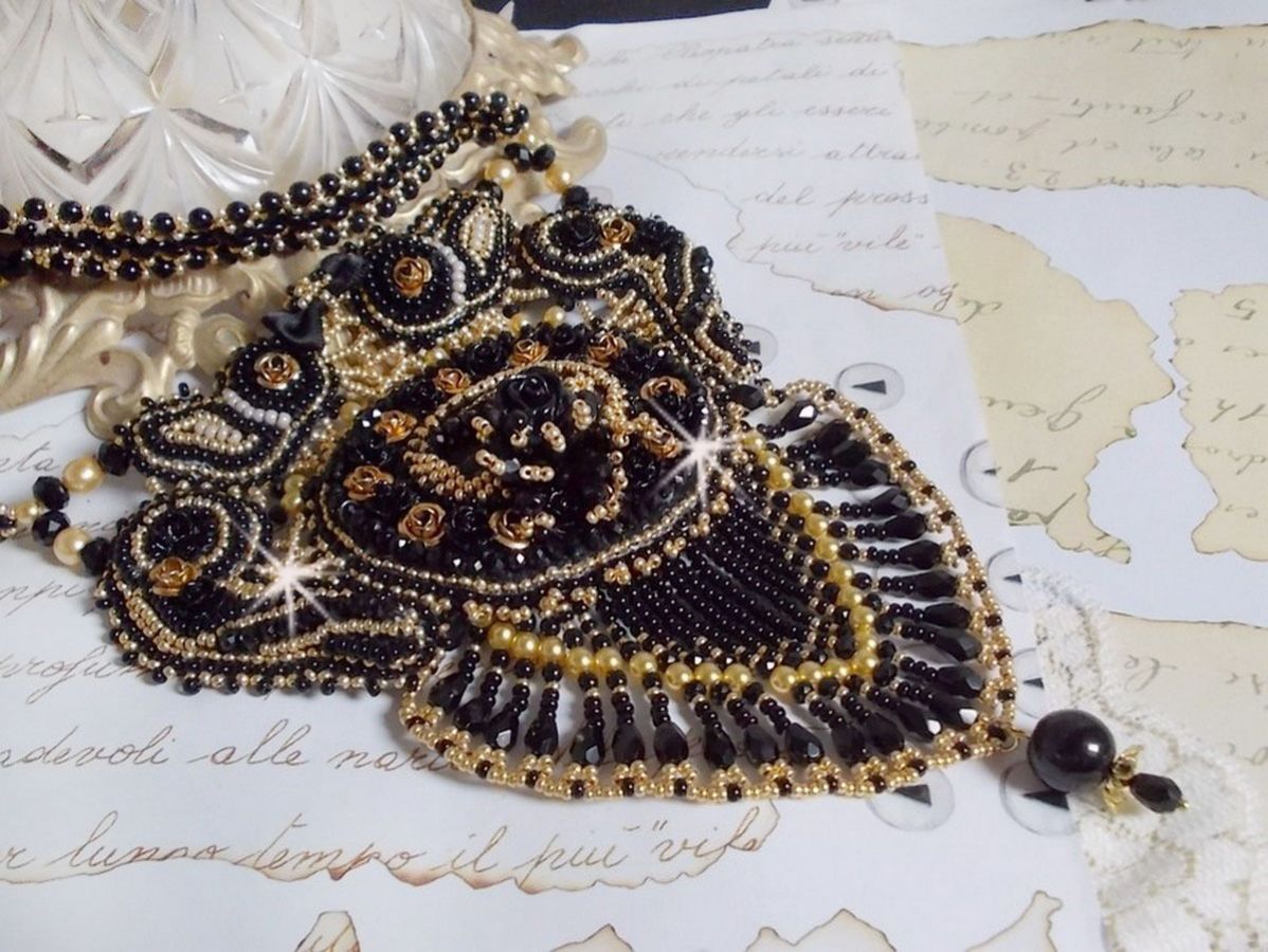 Cleopatra ketting geborduurd met zwarte onyx, parels en rocailles 
