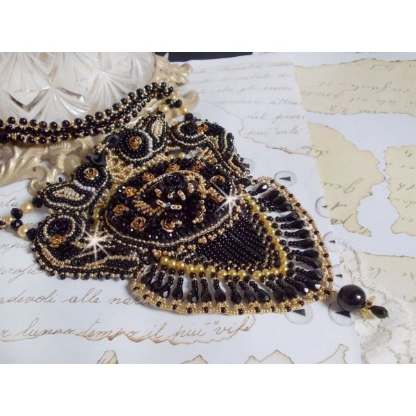 Cleopatra ketting geborduurd met zwarte onyx, parels en rocailles 