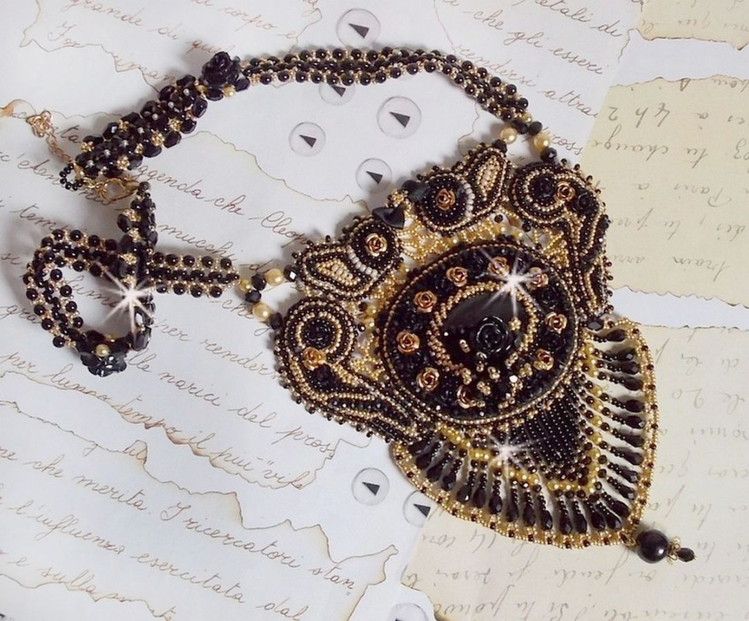 Cleopatra ketting geborduurd met zwarte onyx, parels en rocailles 