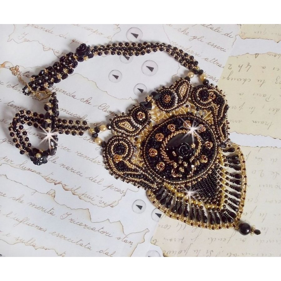 Cleopatra ketting geborduurd met zwarte onyx, parels en rocailles 