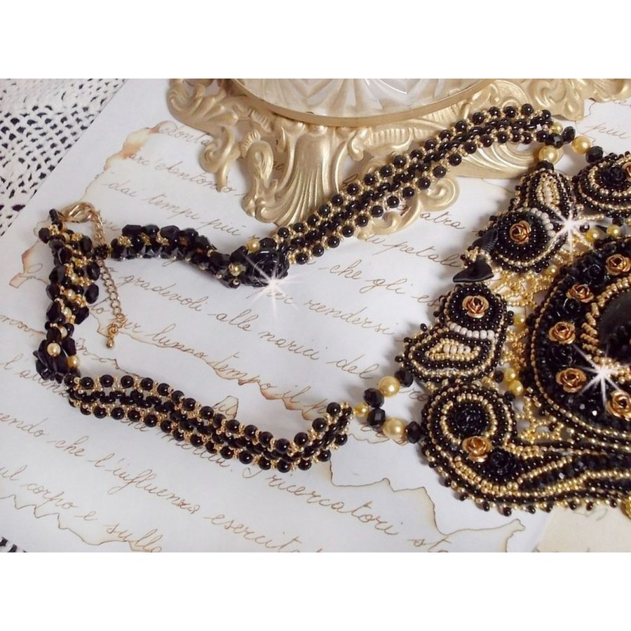 Cleopatra ketting geborduurd met zwarte onyx, parels en rocailles 